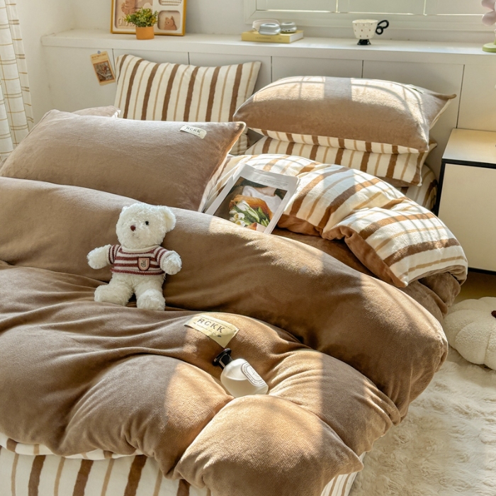 91家纺网 家纺一手货源 找家纺 （总）（含买家秀）2025秋冬新款素色条纹牛奶绒四件套双拼撞色冬季保暖四件套简约风床上用品