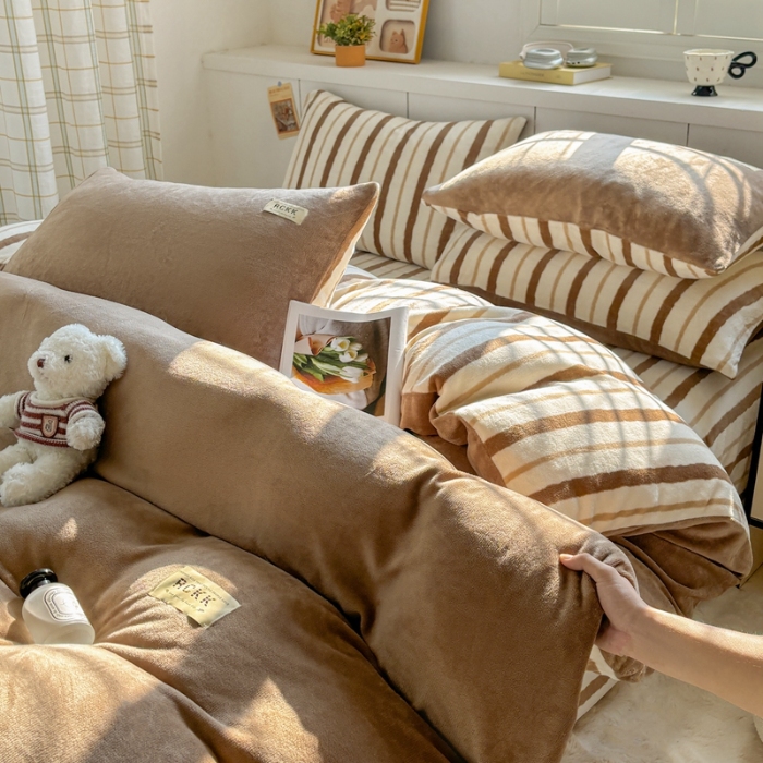 91家纺网 家纺一手货源 找家纺 （总）（含买家秀）2025秋冬新款素色条纹牛奶绒四件套双拼撞色冬季保暖四件套简约风床上用品