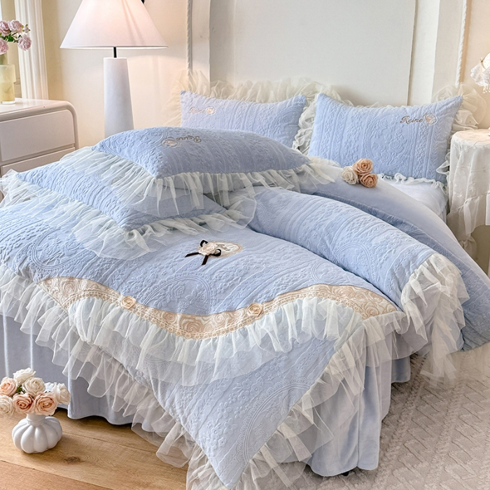 91家纺网 家纺一手货源 找家纺 2025漫布云纺360g全消光牛奶绒工艺款蕾丝盘花立体雕花绒牛奶绒四件套刺绣绣花套件 安琪-天空蓝 