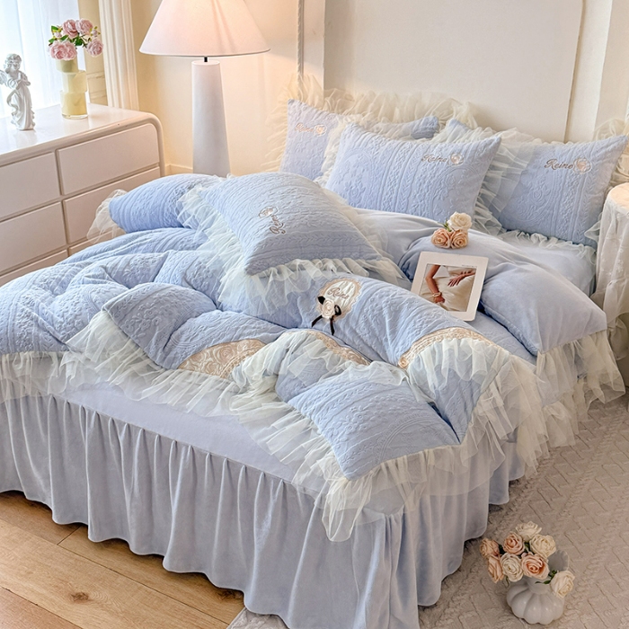 91家纺网 家纺一手货源 找家纺 2025漫布云纺360g全消光牛奶绒工艺款蕾丝盘花立体雕花绒牛奶绒四件套刺绣绣花套件 安琪-天空蓝 