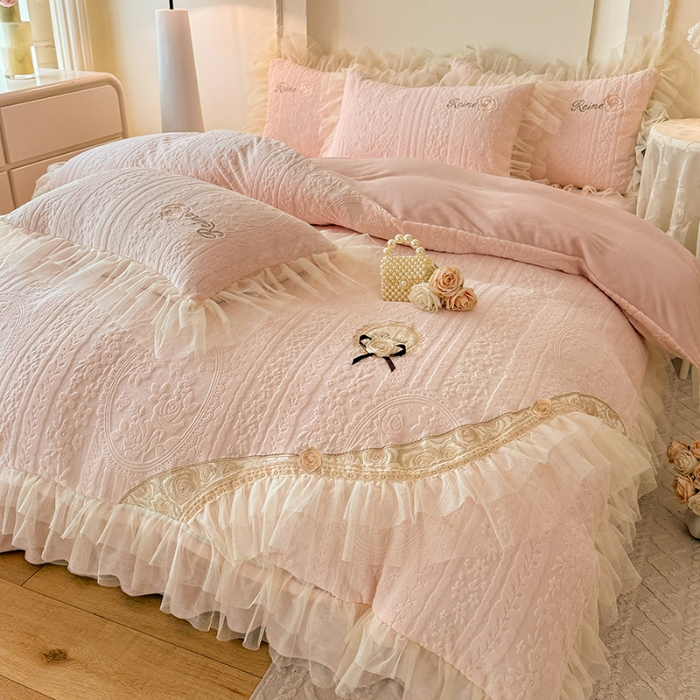 91家纺网 家纺一手货源 找家纺 2025漫布云纺360g全消光牛奶绒工艺款蕾丝盘花立体雕花绒牛奶绒四件套刺绣绣花套件 安琪-珍珠粉