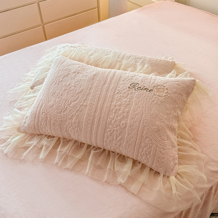 91家纺网 家纺一手货源 找家纺 2025漫布云纺360g全消光牛奶绒工艺款蕾丝盘花立体雕花绒牛奶绒四件套刺绣绣花套件 安琪-珍珠粉