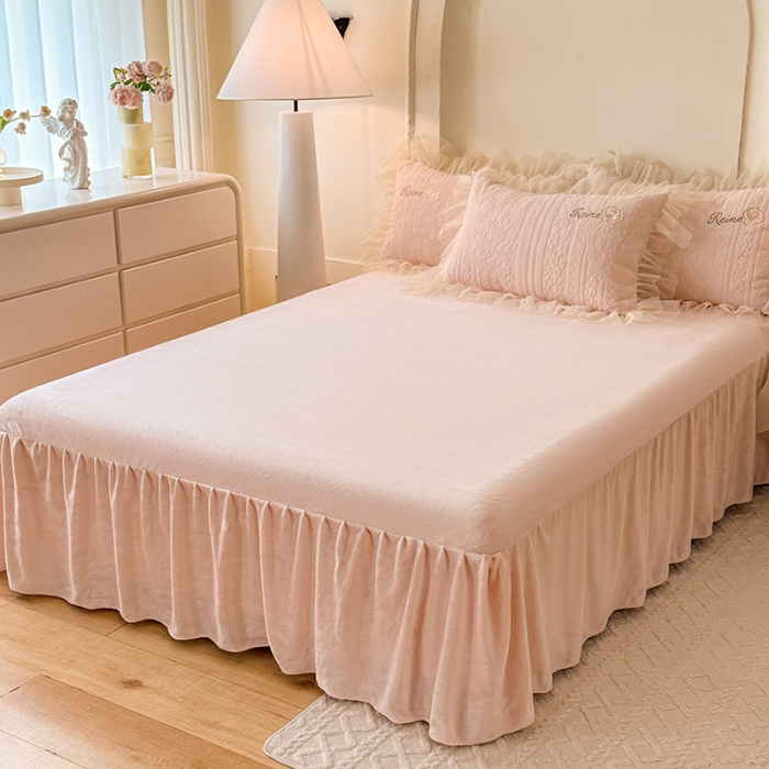 91家纺网 家纺一手货源 找家纺 2025漫布云纺360g全消光牛奶绒工艺款蕾丝盘花立体雕花绒牛奶绒四件套刺绣绣花套件 安琪-珍珠粉