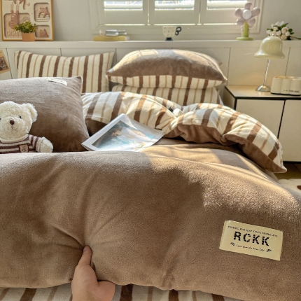 91家纺网 家纺一手货源 找家纺 （总）（含买家秀）2025秋冬新款素色条纹牛奶绒四件套秋冬爆款加厚冬季保暖四件套简约风床上用品