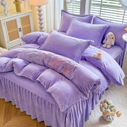 91家纺网 家纺一手货源 找家纺 苏米娜2025秋冬新款220g全消光大版花卉牛奶绒刺绣款四件套高克重宝宝绒婴儿绒刺绣花四件套