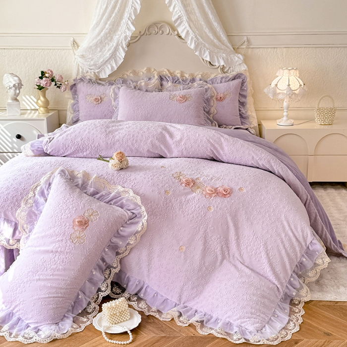 91家纺网 家纺一手货源 找家纺 2025漫布云纺360g全消光牛奶绒工艺款蕾丝盘花立体雕花绒牛奶绒四件套刺绣绣花套件 温婉-梦幻紫 