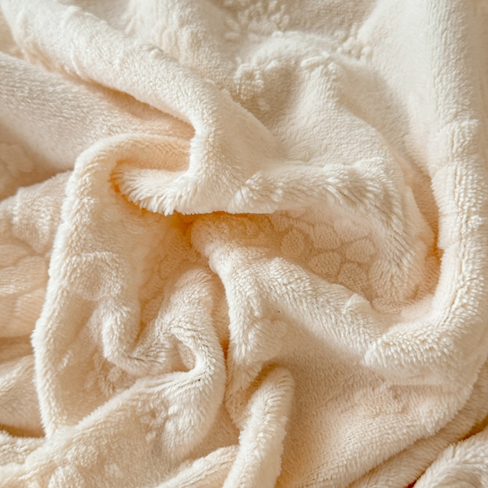 91家纺网 家纺一手货源 找家纺 2025漫布云纺360g全消光牛奶绒工艺款蕾丝盘花立体雕花绒牛奶绒四件套刺绣绣花套件 温婉-奶油白  