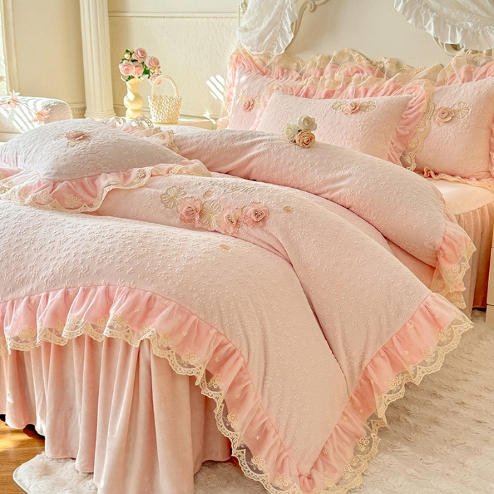 91家纺网 家纺一手货源 找家纺 2025漫布云纺360g全消光牛奶绒工艺款蕾丝盘花立体雕花绒牛奶绒四件套刺绣绣花套件 温婉-珍珠粉 