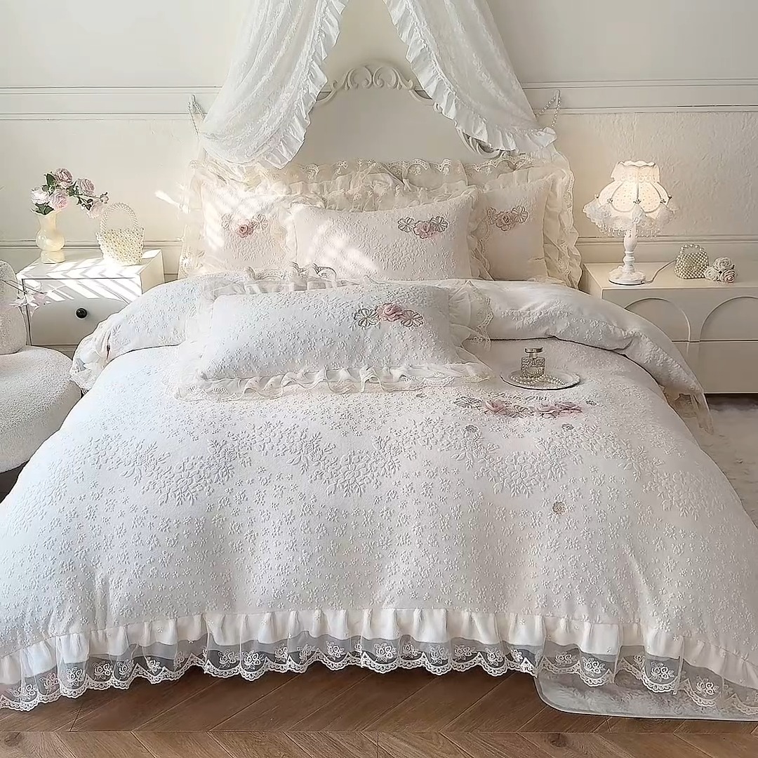 91家纺网 家纺一手货源 找家纺 2025漫布云纺360g全消光牛奶绒工艺款蕾丝盘花立体雕花绒牛奶绒四件套刺绣绣花套件 温婉-奶油白  