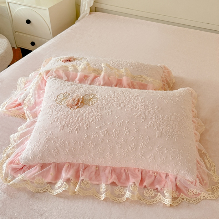 91家纺网 家纺一手货源 找家纺 （总）2025漫布云纺360g全消光牛奶绒工艺款蕾丝盘花立体雕花绒牛奶绒四件套刺绣绣花套件