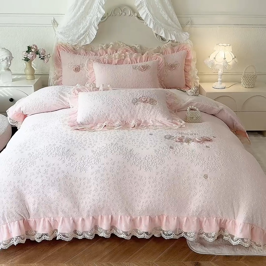 91家纺网 家纺一手货源 找家纺 （总）2025漫布云纺360g全消光牛奶绒工艺款蕾丝盘花立体雕花绒牛奶绒四件套刺绣绣花套件