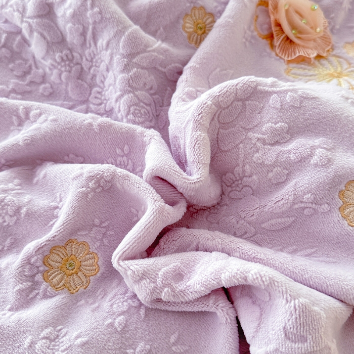 91家纺网 家纺一手货源 找家纺 2025漫布云纺360g全消光牛奶绒工艺款蕾丝盘花立体雕花绒牛奶绒四件套刺绣绣花套件 温婉-梦幻紫 