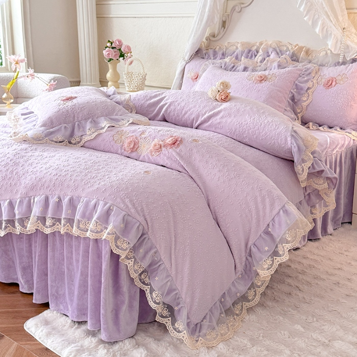 91家纺网 家纺一手货源 找家纺 2025漫布云纺360g全消光牛奶绒工艺款蕾丝盘花立体雕花绒牛奶绒四件套刺绣绣花套件 温婉-梦幻紫 