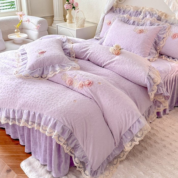 91家纺网 家纺一手货源 找家纺 2025漫布云纺360g全消光牛奶绒工艺款蕾丝盘花立体雕花绒牛奶绒四件套刺绣绣花套件 温婉-梦幻紫 