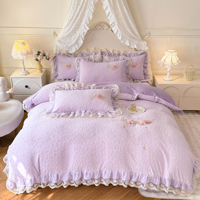 91家纺网 家纺一手货源 找家纺 2025漫布云纺360g全消光牛奶绒工艺款蕾丝盘花立体雕花绒牛奶绒四件套刺绣绣花套件 温婉-梦幻紫 