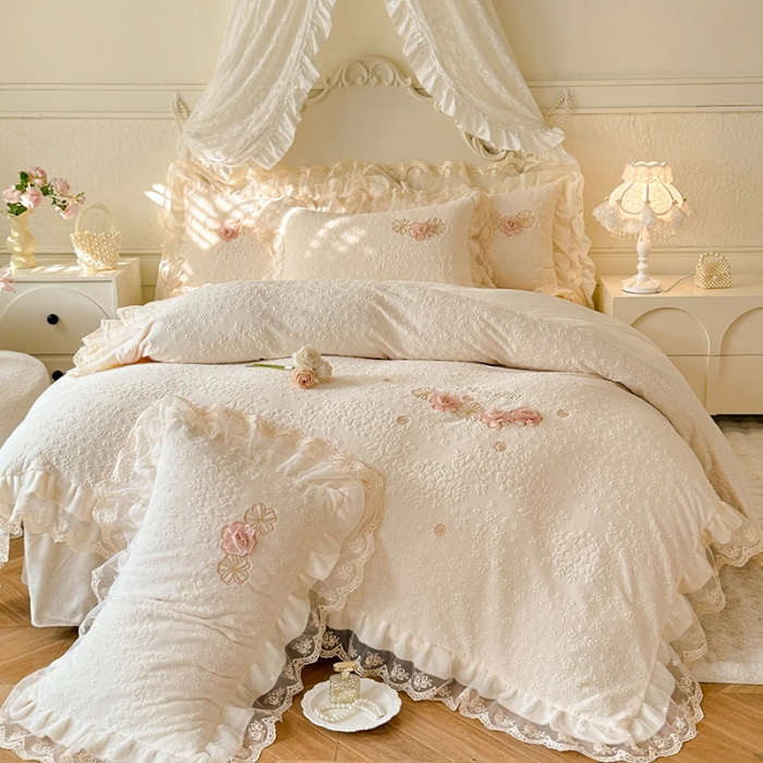 91家纺网 家纺一手货源 找家纺 2025漫布云纺360g全消光牛奶绒工艺款蕾丝盘花立体雕花绒牛奶绒四件套刺绣绣花套件 温婉-奶油白  