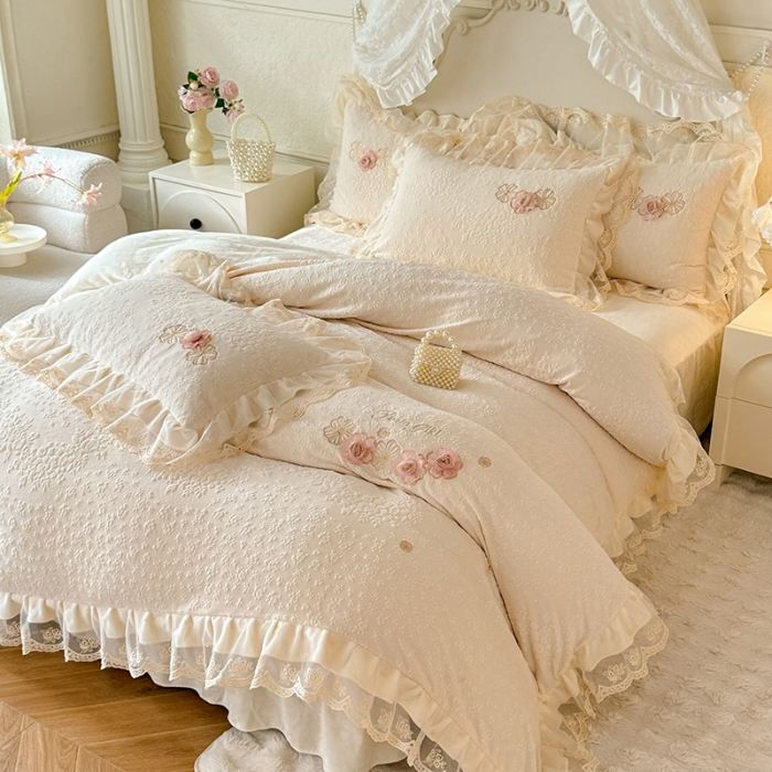 91家纺网 家纺一手货源 找家纺 2025漫布云纺360g全消光牛奶绒工艺款蕾丝盘花立体雕花绒牛奶绒四件套刺绣绣花套件 温婉-奶油白  