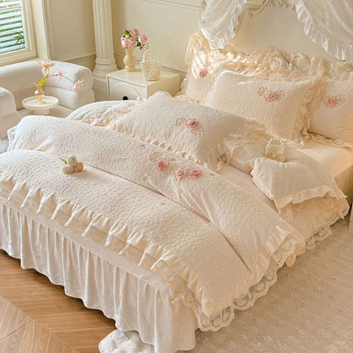 91家纺网 家纺一手货源 找家纺 2025漫布云纺360g全消光牛奶绒工艺款蕾丝盘花立体雕花绒牛奶绒四件套刺绣绣花套件 温婉-奶油白  