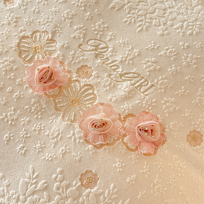 91家纺网 家纺一手货源 找家纺 2025漫布云纺360g全消光牛奶绒工艺款蕾丝盘花立体雕花绒牛奶绒四件套刺绣绣花套件 温婉-奶油白  