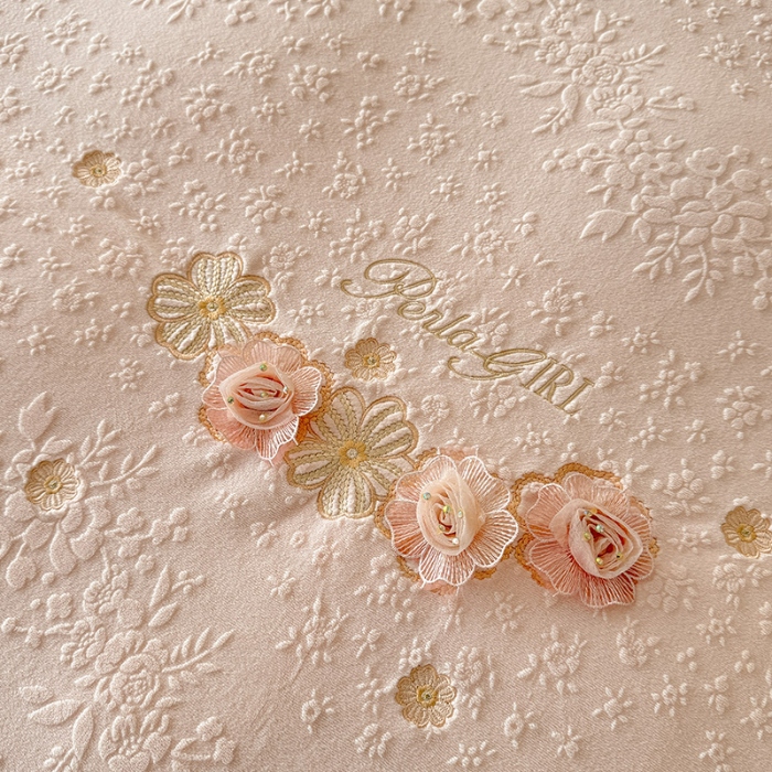 91家纺网 家纺一手货源 找家纺 2025漫布云纺360g全消光牛奶绒工艺款蕾丝盘花立体雕花绒牛奶绒四件套刺绣绣花套件 温婉-珍珠粉