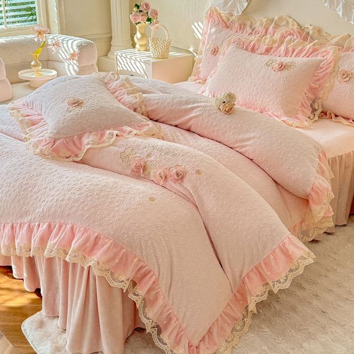 91家纺网 家纺一手货源 找家纺 2025漫布云纺360g全消光牛奶绒工艺款蕾丝盘花立体雕花绒牛奶绒四件套刺绣绣花套件 温婉-珍珠粉