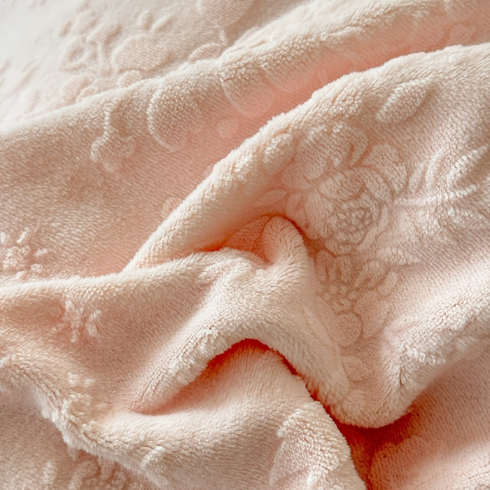 91家纺网 家纺一手货源 找家纺 2025漫布云纺360g全消光牛奶绒工艺款蕾丝盘花立体雕花绒牛奶绒四件套刺绣绣花套件 温婉-珍珠粉