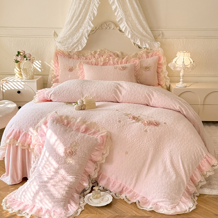 91家纺网 家纺一手货源 找家纺 2025漫布云纺360g全消光牛奶绒工艺款蕾丝盘花立体雕花绒牛奶绒四件套刺绣绣花套件 温婉-珍珠粉