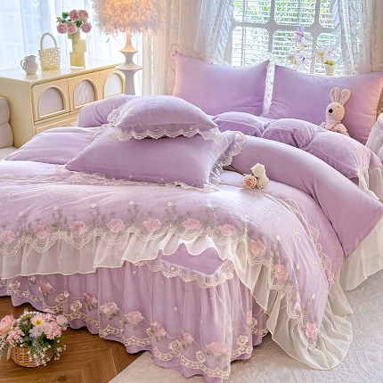 91家纺网 家纺一手货源 找家纺 （总）苏米娜2025秋冬新款230g双层绣花花边全消光牛奶绒床裙款四件套纯色蕾丝花边刺绣床裙款三件套