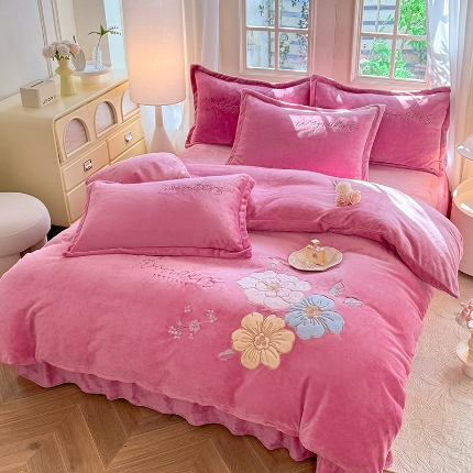 91家纺网 家纺一手货源 找家纺 苏米娜2025秋冬新款全消光大版花卉平绣牛奶绒刺绣款四件套--绽放、梦境系列