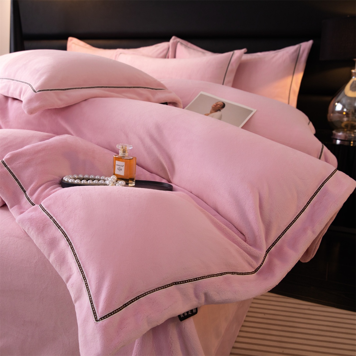 91家纺网 家纺一手货源 找家纺 （总）雅高 2025新款240克高克重全工艺色织纯色加厚牛奶绒四件套塔芙绒婴儿绒雪花绒雕花绒四件套牛奶绒被套床笠床单