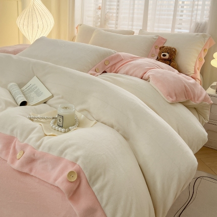 91家纺网 家纺一手货源 找家纺 （含买家秀）2025新款纯色双拼牛奶绒四件套纽扣款秋冬加厚保暖床单床笠款床品套件