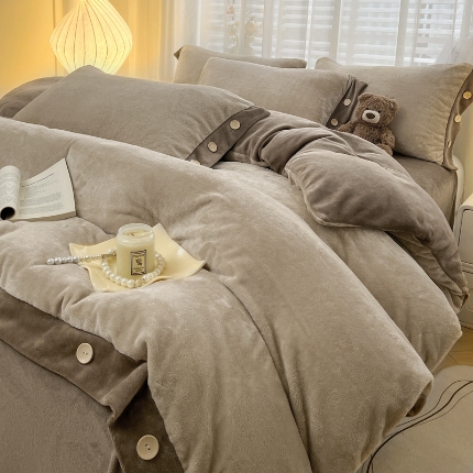 91家纺网 家纺一手货源 找家纺 （含买家秀）2025新款纯色双拼牛奶绒四件套纽扣款秋冬加厚保暖床单床笠款床品套件