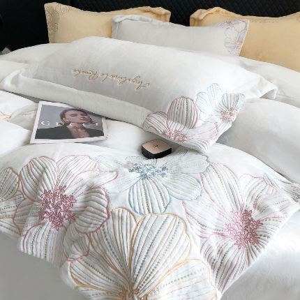 91家纺网 家纺一手货源 找家纺 （总）2025新款全消光牛奶绒线条花刺绣+宽边四件套-绮丽