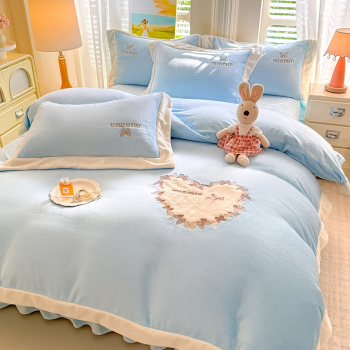 91家纺网 家纺一手货源 找家纺 （总）漫布云2025秋冬简约轻奢款230g全消光牛奶绒兔毛绒贴布绣花夹棉床盖款四件套纯色蕾丝花边刺绣床裙款床盖--心愿系列