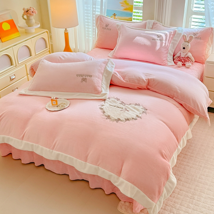 91家纺网 家纺一手货源 找家纺 漫布云2025秋冬简约轻奢款230g全消光牛奶绒兔毛绒贴布绣花夹棉床盖款四件套纯色蕾丝花边刺绣床裙款床盖--心愿系列 心愿-珍珠粉 