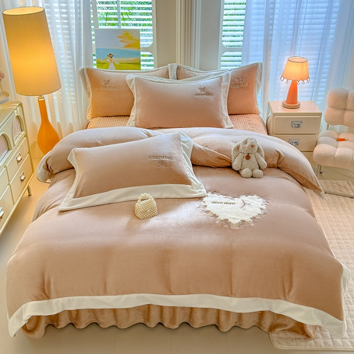 91家纺网 家纺一手货源 找家纺 漫布云2025秋冬简约轻奢款230g全消光牛奶绒兔毛绒贴布绣花夹棉床盖款四件套纯色蕾丝花边刺绣床裙款床盖--心愿系列  心愿—香槟金