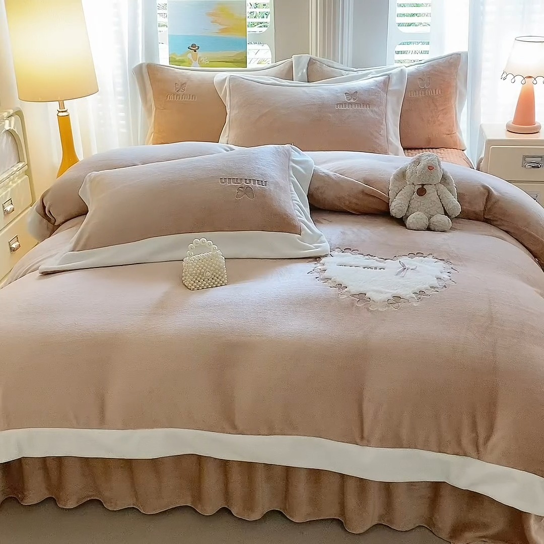 91家纺网 家纺一手货源 找家纺 漫布云2025秋冬简约轻奢款230g全消光牛奶绒兔毛绒贴布绣花夹棉床盖款四件套纯色蕾丝花边刺绣床裙款床盖--心愿系列  心愿—香槟金