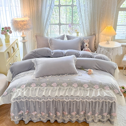 91家纺网 家纺一手货源 找家纺 苏米娜2025秋冬新款230g双层绣花花边全消光牛奶绒床裙款四件套纯色蕾丝花边刺绣床裙款三件套