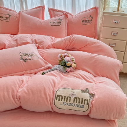 91家纺网 家纺一手货源 找家纺 （总）2025外贸跑量款加厚清新公主法式风花卉纯色牛奶绒贴布绣刺绣花四件套单品床单被套婴儿绒法兰绒兔毛绒四件套