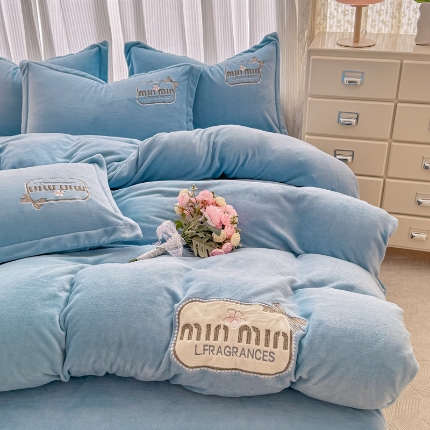 91家纺网 家纺一手货源 找家纺 （总）2025外贸跑量款加厚清新公主法式风花卉纯色牛奶绒贴布绣刺绣花四件套单品床单被套婴儿绒法兰绒兔毛绒四件套