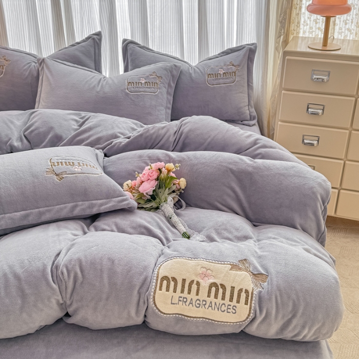 91家纺网 家纺一手货源 找家纺 （总）2025外贸跑量款加厚清新公主法式风花卉纯色牛奶绒贴布绣刺绣花四件套单品床单被套婴儿绒法兰绒兔毛绒四件套