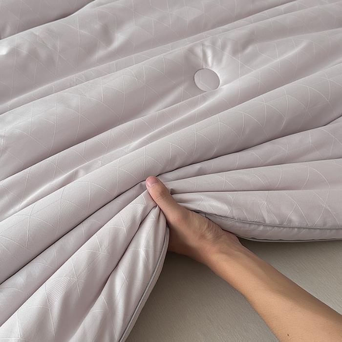 91家纺网 家纺一手货源 找家纺 总雅高2025格瑞—A类全棉轻奢贡缎大提花抗菌轻奢立体冬被被子被芯