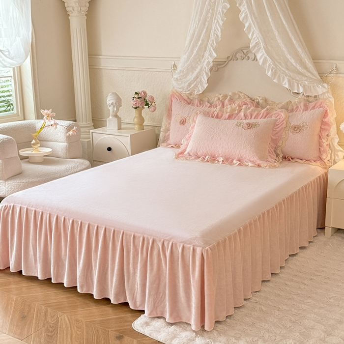 91家纺网 家纺一手货源 找家纺 （总）（总）2025苏米娜360g全消光牛奶绒工艺款蕾丝盘花立体雕花绒牛奶绒四件套刺绣绣花套件