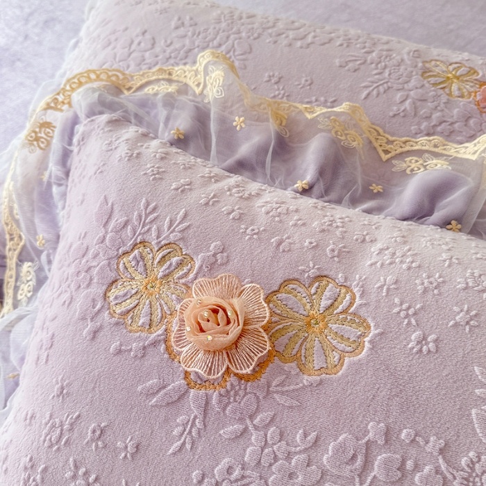 91家纺网 家纺一手货源 找家纺 （总）2025苏米娜360g全消光牛奶绒工艺款蕾丝盘花立体雕花绒牛奶绒四件套刺绣绣花套件 温婉-梦幻紫 