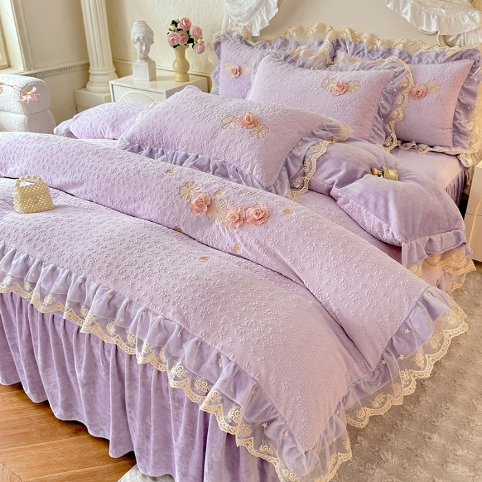 91家纺网 家纺一手货源 找家纺 （总）2025苏米娜360g全消光牛奶绒工艺款蕾丝盘花立体雕花绒牛奶绒四件套刺绣绣花套件 温婉-梦幻紫 