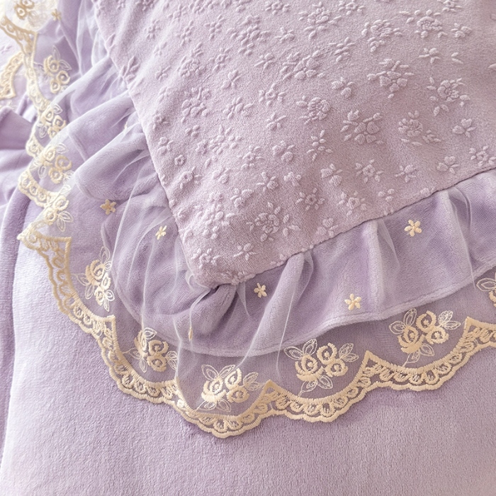 91家纺网 家纺一手货源 找家纺 （总）2025苏米娜360g全消光牛奶绒工艺款蕾丝盘花立体雕花绒牛奶绒四件套刺绣绣花套件 温婉-梦幻紫 