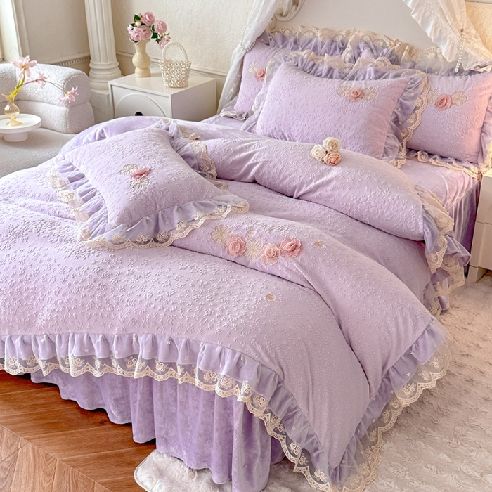 91家纺网 家纺一手货源 找家纺 （总）2025苏米娜360g全消光牛奶绒工艺款蕾丝盘花立体雕花绒牛奶绒四件套刺绣绣花套件 温婉-梦幻紫 