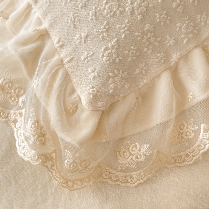 91家纺网 家纺一手货源 找家纺 （总）2025苏米娜360g全消光牛奶绒工艺款蕾丝盘花立体雕花绒牛奶绒四件套刺绣绣花套件 温婉-奶油白  