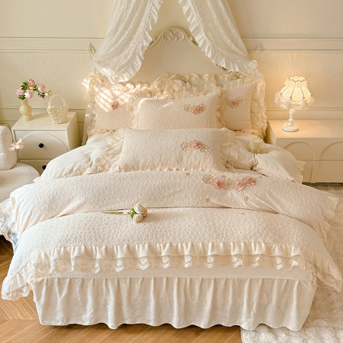 91家纺网 家纺一手货源 找家纺 （总）2025苏米娜360g全消光牛奶绒工艺款蕾丝盘花立体雕花绒牛奶绒四件套刺绣绣花套件 温婉-奶油白  