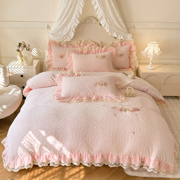 91家纺网 家纺一手货源 找家纺 （总）2025苏米娜360g全消光牛奶绒工艺款蕾丝盘花立体雕花绒牛奶绒四件套刺绣绣花套件 温婉-珍珠粉 